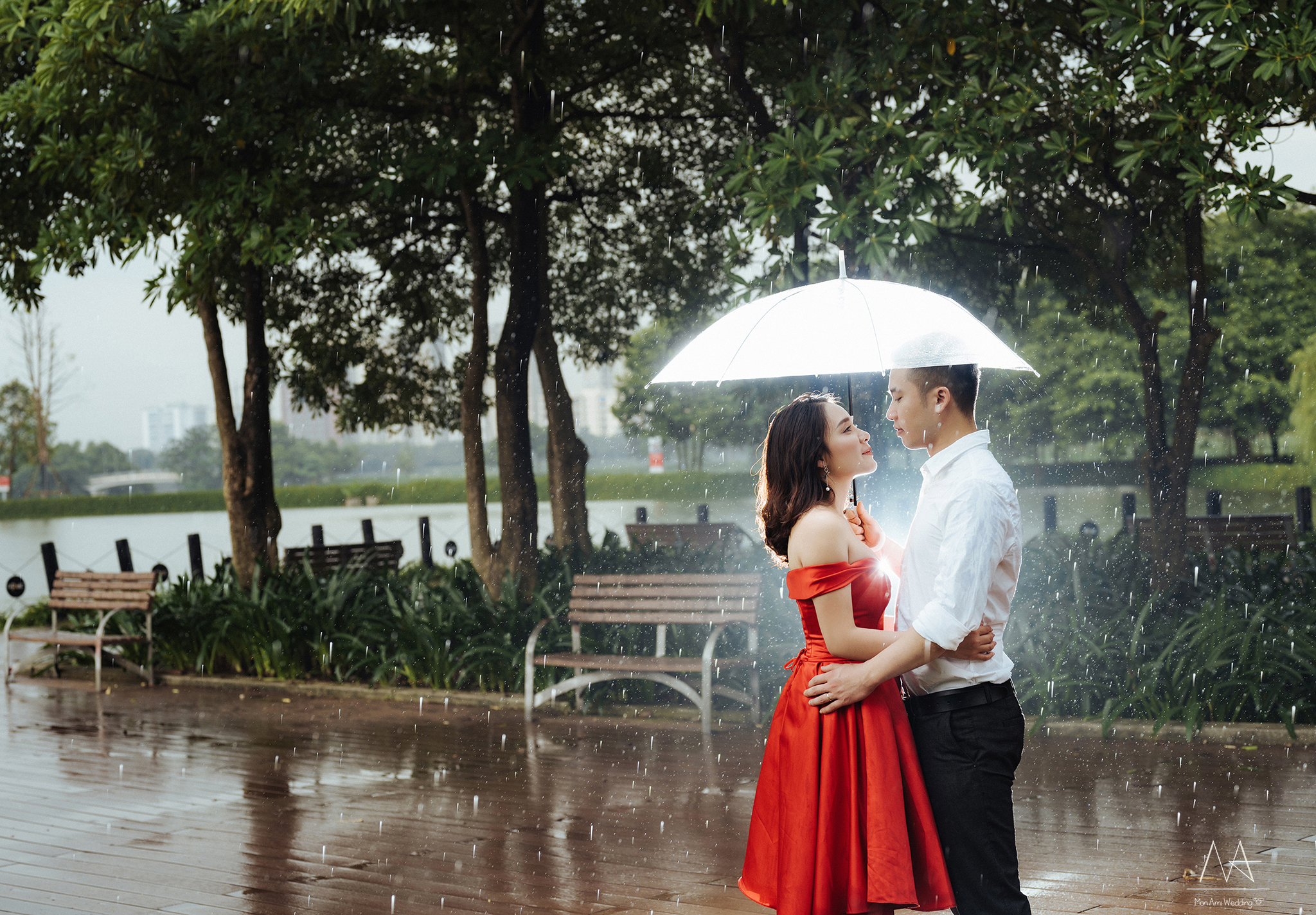 Tổ chức đám cưới mùa mưa, giải quyết nỗi lo thế nào?