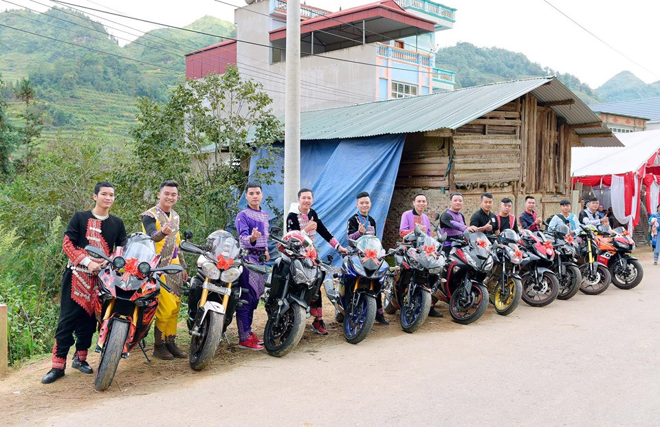 Chú rể  ở Lào Cai rước dâu với hơn 10 moto phân khối lớn
